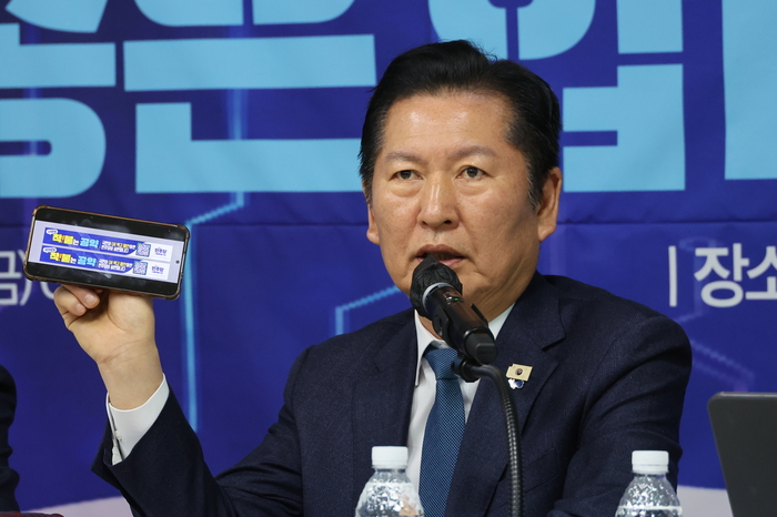 더불어민주당 정청래 대표가 27일 세종시 아름동 민주당 세종시당에서 열린 현장 최고위원회의에서 '착! 붙는 공약' 캠페인 참여를 호소하고 있다. 연합뉴스