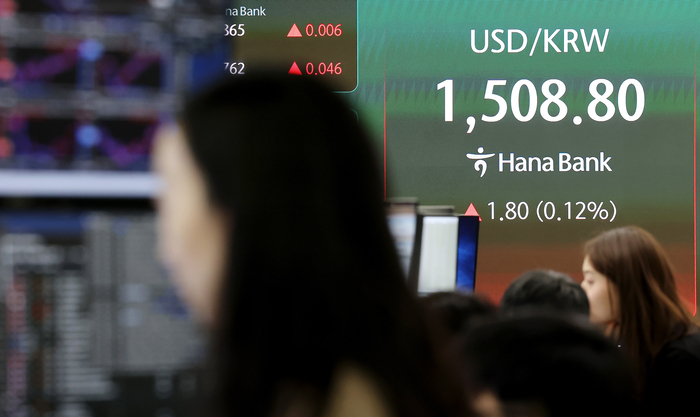 코스피가 3% 이상 내려 5300선 아래로 하락 출발한 27일 서울 중구 하나은행 딜링룸 현황판에 원/달러 환율이 표시되고 있다. (사진=연합뉴스)