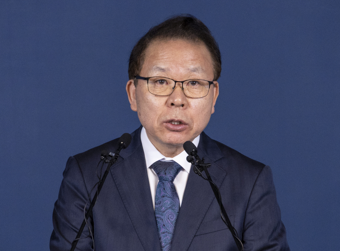 더불어민주당 김이수 중앙당 공천관리위원장이 27일 서울 여의도 중앙당사에서 6ㆍ3 지방선거 대구시장 후보 추가 공모와 부산시장 후보 경선, 경북지사 후보 확정 발표를 하고 있다. 연합뉴스