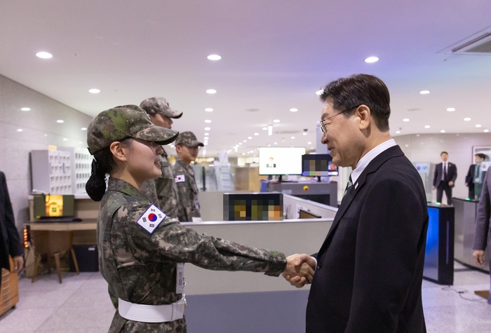 이재명 대통령이 27일 서울 용산 국방부에서 전군주요지휘관회의를 마친 뒤 근무 중인 장병들을 격려하고 있다. 연합뉴스