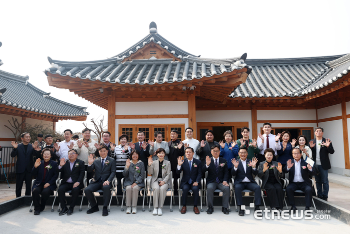 수원시의회가 27일 남수동 한옥체험마을 전통문화공간 '남수헌' 개관식에 참석해 기념 촬영했다.