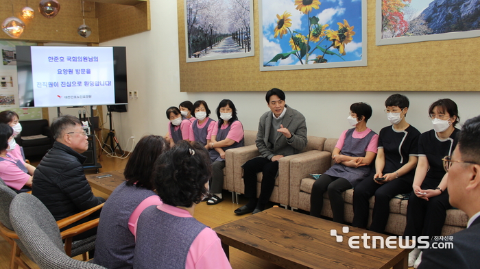 한준호 경기지사 경선후보가 27일 대한간호노인요양원을 방문해 요양보호사 등과 대화를 나눴다.