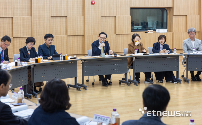 임태희 경기도교육감(오른쪽 네 번째)이 27일 남부청사에서 '2026 직속기관장 협의회'를 개최했다.
