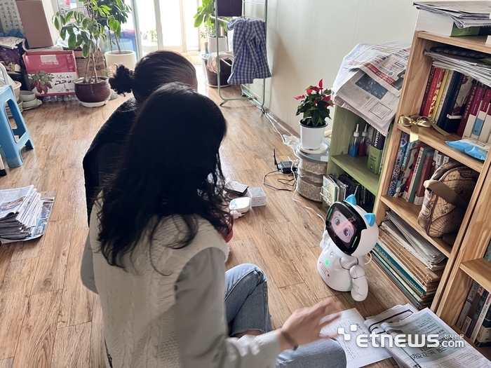 이천시, 홀몸 어르신에 AI 로봇 보급 확대…건강·안전 동시 관리