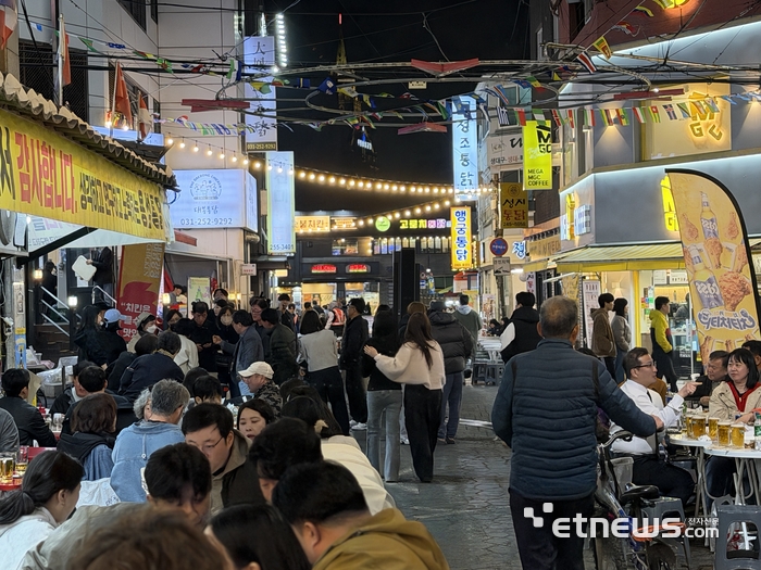 수원도시재단이 27일 통닭거리 일대서 행궁음식문화거리 골목야장을 개최한 모습.