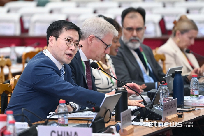 여한구 산업통상부 통상교섭본부장이 27일(현지시간) 카메룬 야운데에서 WTO 각료회의(MC-14) 일환으로, WTO 회원국 통상장관들이 참석한 가운데 열린 'WTO 개혁 그룹별 세션(개발과 특별·차등대우)'를 주재하고 있다. 산업부 제공
