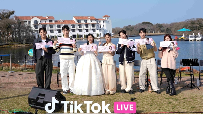 틱톡 라이브 크리에이터 7인이 지난 27일 제주 에코랜드 테마파크에서 '틱톡 라이브 제주 에코랜드 봄 버스킹'을 진행했다. 왼쪽부터 고유, 대니보이, 이윤아, 지또먹, 피준, 골드, 하이. 〈자료 틱톡〉