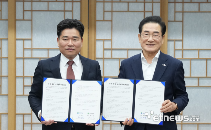 박순진 대구대 총장(왼쪽)과 최기문 영천시장이 업무협약을 맺고 있다.