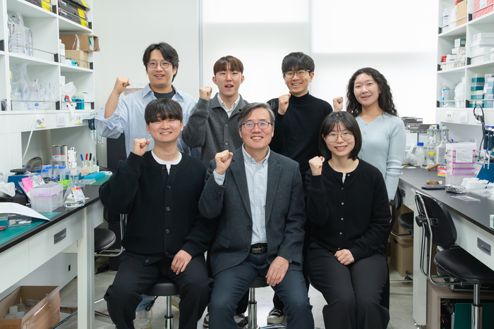 뒷줄 왼쪽부터 이호연 연구교수, 이규한 석사과정생, 박준혁·박여진 박사과정생, (앞줄 왼쪽부터) 박형빈 석박통합과정생(제1저자), 김민곤 교수(교신저자), 윤지영 석사과정생.