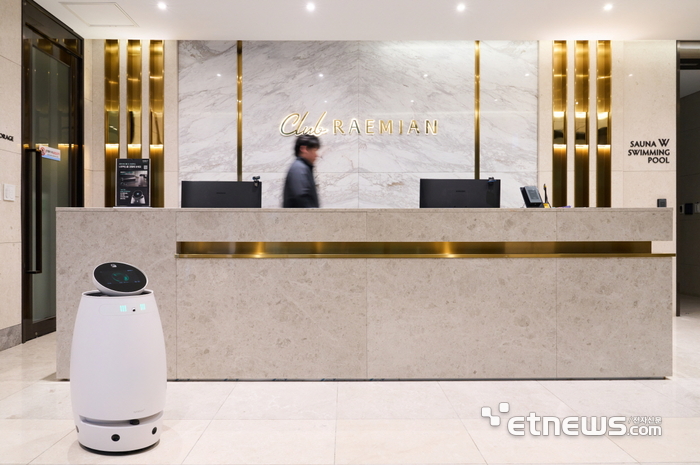 '서초 래미안 리더스원' 커뮤니티 센터에 설치된 웰니스 로봇 나무엑스