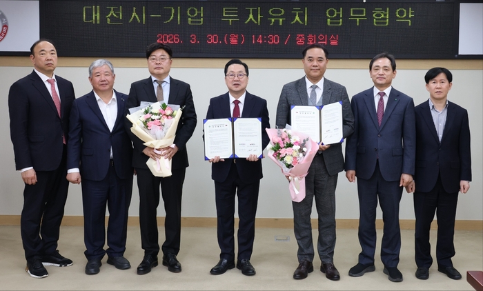 (왼쪽부터) 대전 대외협력 조규보 본부장, 대전상공회의소 정태희 회장, SBTL첨단소재 최형민 대표, 대전시 이장우 시장, SBTL첨단소재 천상욱 대표, 대전도시공사 정국영 사장, 대전시 기업지원 박종복국장