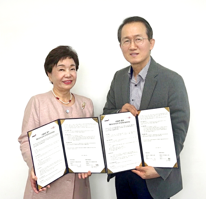 김숙희 솔리데오 대표(왼쪽)와 김인수 이노테나(구 모코엠시스) 대표가 조인식후 양해각서(MOU)를 들어보였다.