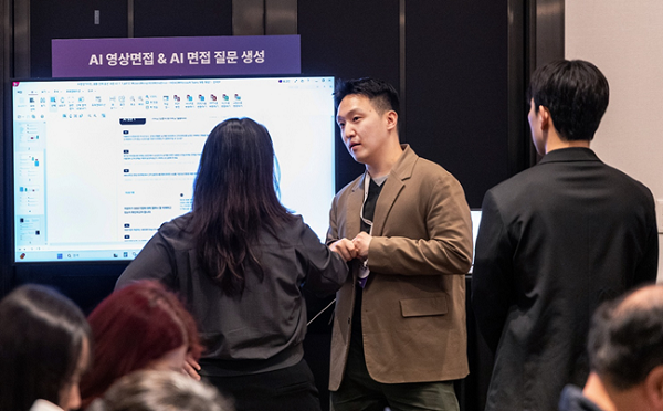 에이치닷 컨설턴트가 체험존에서 NCS AI역량검사 기능을 소개하고 있다. 사진=마이다스그룹