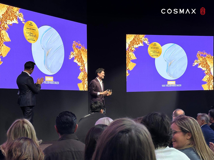 이병주 코스맥스비티아이 부회장(대표이사)이 2026 코스모팩 어워즈에서 수상하고 있다.