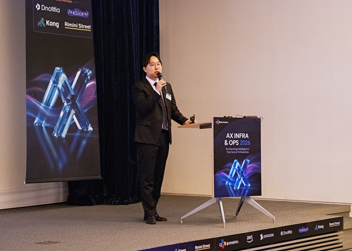 'AX INFRA & OPS 2026' 컨퍼런스에서 김기수 CJ올리브네트웍스 클라우드사업팀장이 클라우드 사업 전략을 주제로 발표하고 있다.