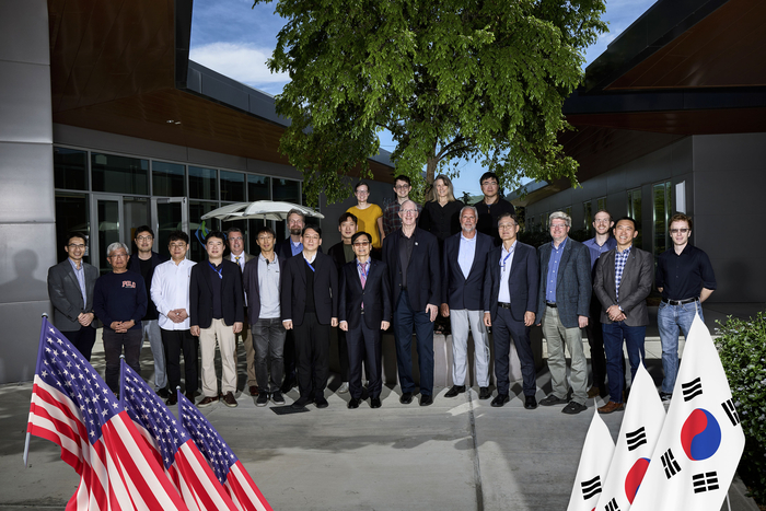 에너지연은 LLNL과 한-미 에너지 기술 협력 강화를 위한 워크숍을 개최했다. 왼쪽 열한번째 부터 이창근 에너지연 원장, 글렌폭스 LLNL 본부장.