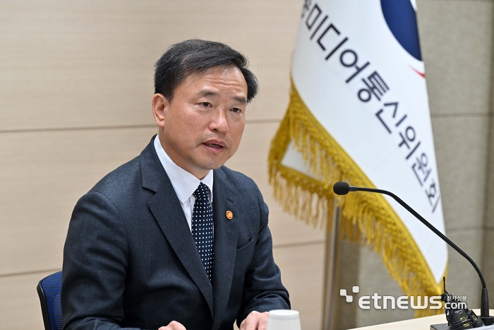 김종철 방송미디어통신위원회 위원장이 30일 경기 과천시 방송미디어통신위원회에서 열린 취임 100일 기자간담회에서 발언하고 있다. 김민수기자 mskim@etnews.com