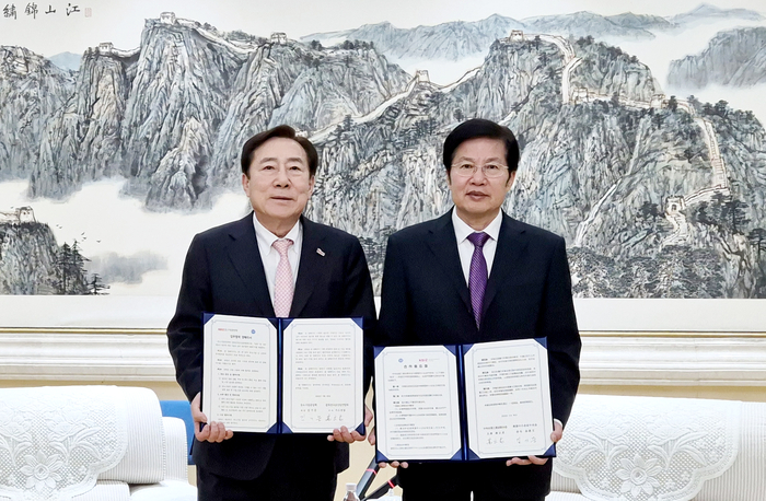 김기문 중소기업중앙회 회장(왼쪽), 가오윈룽 중화전국공상업연합회 주석이 업무협약(MOU)을 체결하고 기념 촬영을 하고 있다.