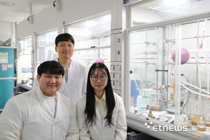 서상원 DGIST 화학물리학과 교수(위)와 남현택 박사과정생(왼쪽), 장세지 박사과정생