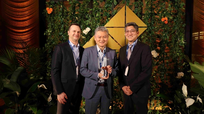 삼성바이오로직스 관계자들이 CDMO 리더십 어워즈 수상 후 기념촬영했다. (사진 왼쪽부터) 케빈 샤프 세일즈앤드오퍼레이션담당(부사장), 제임스 최 영업지원담당(부사장), 김진용 삼성바이오로직스 아메리카 CMO세일즈 디렉터