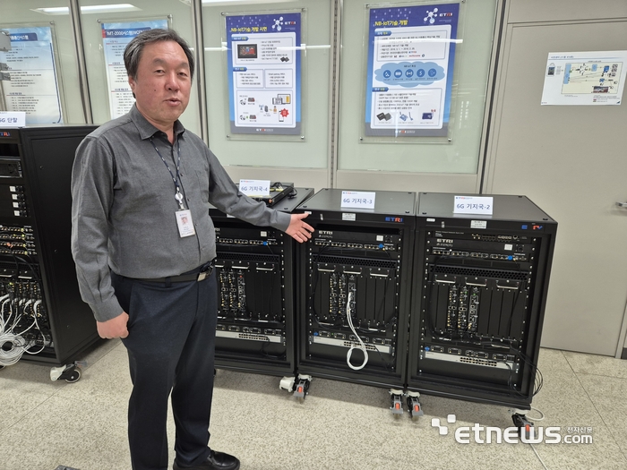 김일규 ETRI 이동통신연구본부장이 6G 기술 연구에 활용한 장비에 대해 설명하고 있다.