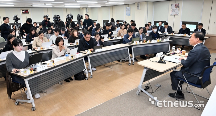 김종철 방송미디어통신위원회 위원장이 30일 경기 과천시 방송미디어통신위원회에서 열린 취임 100일 기자간담회에서 발언하고 있다. 김민수기자 mskim@etnews.com