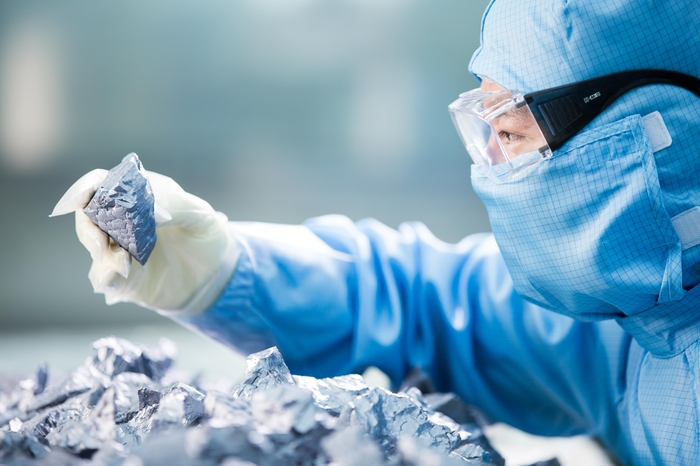 OCI테라서스의 연구원이 폴리실리콘 칩을 살펴보고 있다. OCI홀딩스