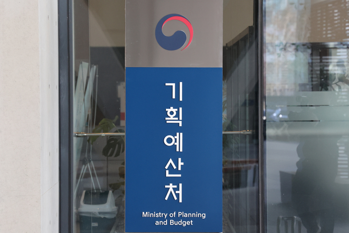 내년 예산안, 재량 15%·의무 10% 줄여 '성장·구조개혁' 재투자