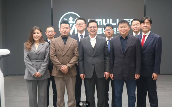 (왼쪽부터) 소피아 한중기업가협회 상하이지부장, 리윈창 KMULLER 부총경리, 예썬 KMULLER 회장, 정걸 DTCH Mobility 과장, 김훈 한중기업가협회 회장, 김창하 한중기업가협회 상해지부 고문변호사, 윤종영 한양대학교 공과대학 교수(DTCH Mobility 설계·개조 총괄), 임유섭 DTCH Mobility 부회장, 서형원 한중기업가협회 비서장이 기념사진을 촬영하고 있다. 사진= 한중기업가협회 제공