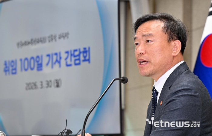 김종철 방송미디어통신위원회 위원장이 지난달 30일 경기 과천시 방송미디어통신위원회에서 열린 취임 100일 기자간담회에서 발언하고 있다.