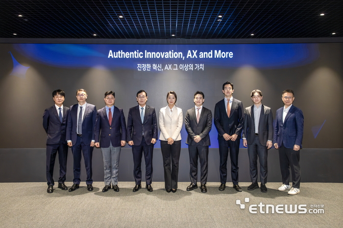 더존비즈온은 지난 27일 서울 중구 더존을지타워에서 '2026년 비전 선포식'을 개최하고 기념 촬영을 하고 있다. (왼쪽 세번째부터) 지용구 더존비즈온 사장, 이강수 더존비즈온 부회장, 연다예 EQT파트너스 코리아 대표.