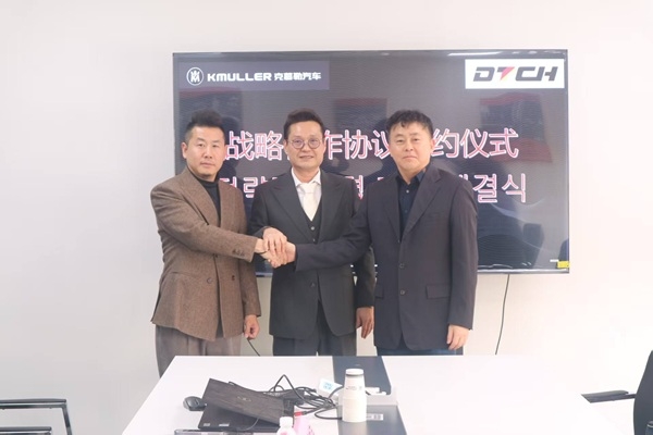 (왼쪽부터) 예썬 KMULLER 회장, 김훈 한중기업가협회 회장, 윤종영 한양대 교수가 중국 텐진 KMULLER 본사에서 기념촬영을 하고 있다. 사진= 한중기업가협회 제공