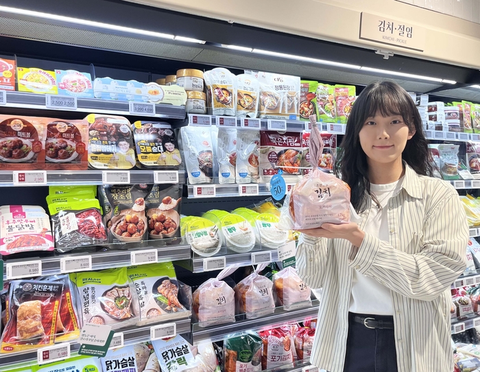 GS리테일은 내달 1일 슈퍼마켓 GS더프레시에서 조선호텔과 협업한 전용 김치 상품을 출시한다고 30일 밝혔다.