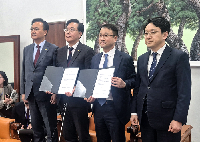 여야 원내대표가 30일 국회 의장실에서 4월 임시회 일정 관련, 합의문을 들고 기념 촬영을 하고 있다. 연합뉴스