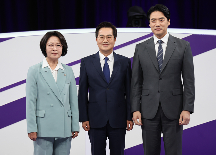 더불어민주당 추미애, 김동연, 한준호 경기도지사 경선후보(왼쪽부터)가 30일 상암동 MBC 신사옥에서 열린 '더불어민주당 경기도지사 후보자 합동토론회'에서 기념촬영을 하고 있다. 국회사진기자단