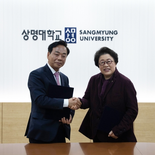 좌 이완영 한국공인노무사회 회장, 우 김종희 상명대 총장(사진=상명대)