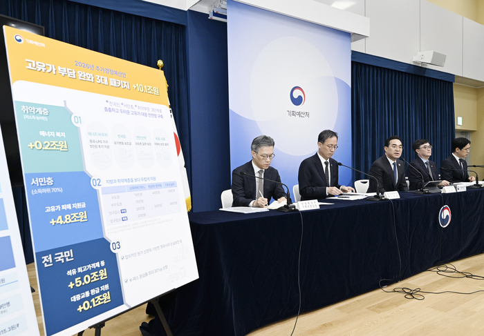 박홍근 기획예산처 장관이 3월 27일 오전 정부세종청사 중앙동에서 열린 '2026년 추가경정예산안 상세 브리핑'에서 주요 내용을 발표하고 있다. (사진=기획예산처)