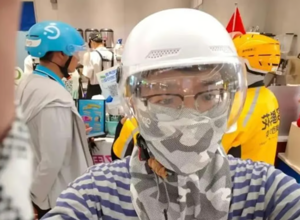 중국 젊은층 사이에서 연인과 함께 배달을 하며 데이트를 즐기는 이른바 '도시 아르바이트형 연애'가 새로운 트렌드로 떠오르고 있다. 사진=SCMP