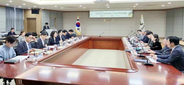 충남연구원은 31일 2026년 연구 방향 공유와 핵심 정책과제 발굴을 위한 연구자문위원회를 열었다.