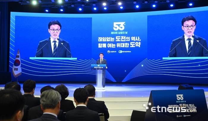 제53회 상공의 날 기념식이 31일 서울 중구 대한상공회의소에서 열렸다. 김민석 국무총리가 축사를 하고 있다. 박지호기자 jihopress@etnews.com