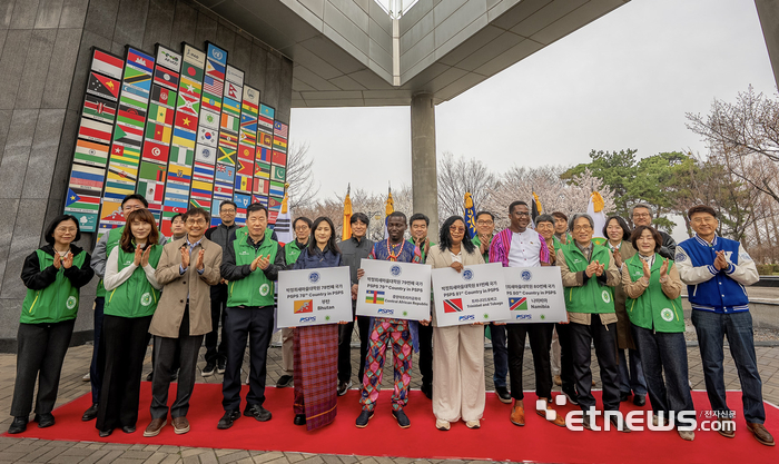 영남대학교 박정희새마을대학원 신규 4개국 입학생 국기 부착식 장면.