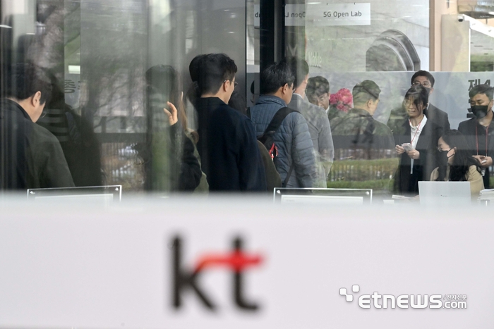 KT 제44기 정기주주총회가 31일 서울 서초구 KT우면연구센터에서 열렸다. 주주들이 주주총회 참석을 위해 입장하고 있다.
김민수기자 mskim@etnews.com
