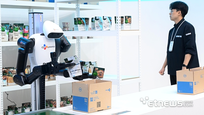 [포토] 상품 포장하는 휴머노이드 로봇 'AI워커'