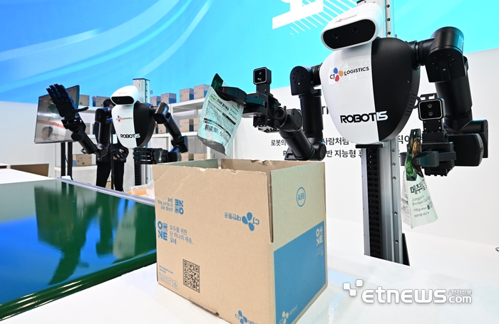 [포토] 상품 포장하는 휴머노이드 로봇