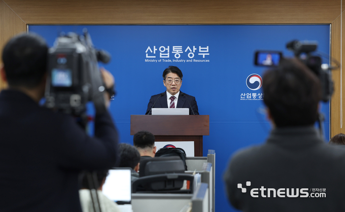양기욱 산업통상부 산업자원안보실장이 31일 정부세종청사 산업부 기자실에서 중동전쟁 관련 국내 석유·가스 가격 동향, 주요 업종 영향 및 대응 등에 대해 브리핑하고 있다. 산업부 제공