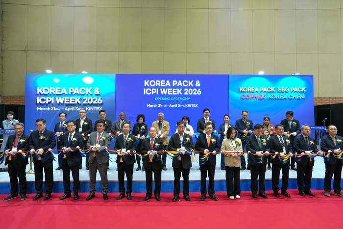 2026 대한민국 패키징 대전 주요 참석자들이 커팅식을 하고 있다.