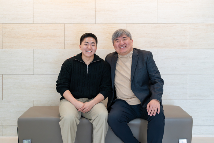 윤진호 교수(오른쪽)와 김희수 석사과정생.