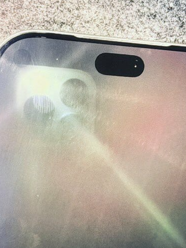 사진에서 작아진 다이내믹 아일랜드를 확인할 수 있다. 사진=엑스