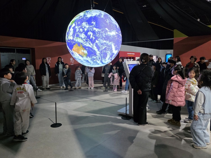 기후 및 멸종위기 특별전 '위기의 지구, SOS'가 관람객들.