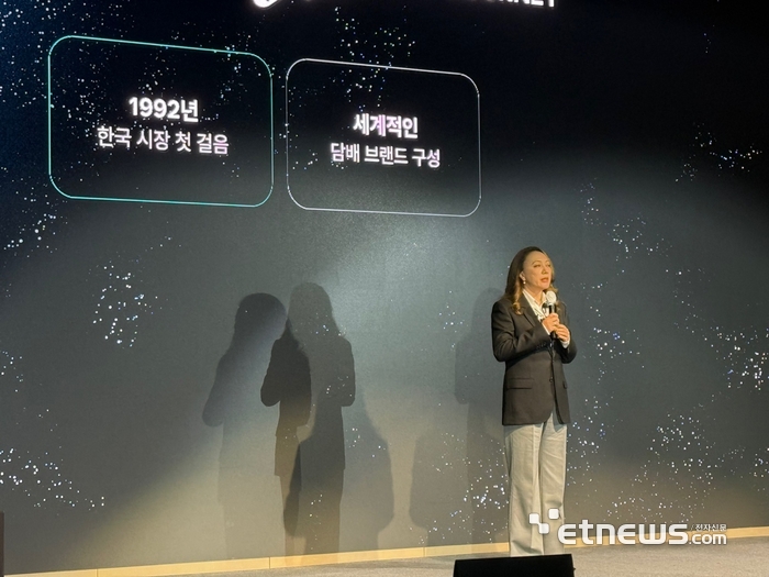 JTI코리아는 31일 서울 여의도 페어몬트 앰배서더 호텔에서 기자간담회를 열었다. 이리나 리 JTI코리아 사장이 차세대 궐련형 전자담배 디바이스 '플룸 아우라(Ploom AURA)'를 소개하고 있다.